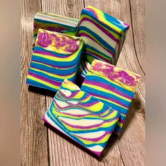 Sold out- Hand crafted artisan soap in vibrant colors - Picture 4 of 9